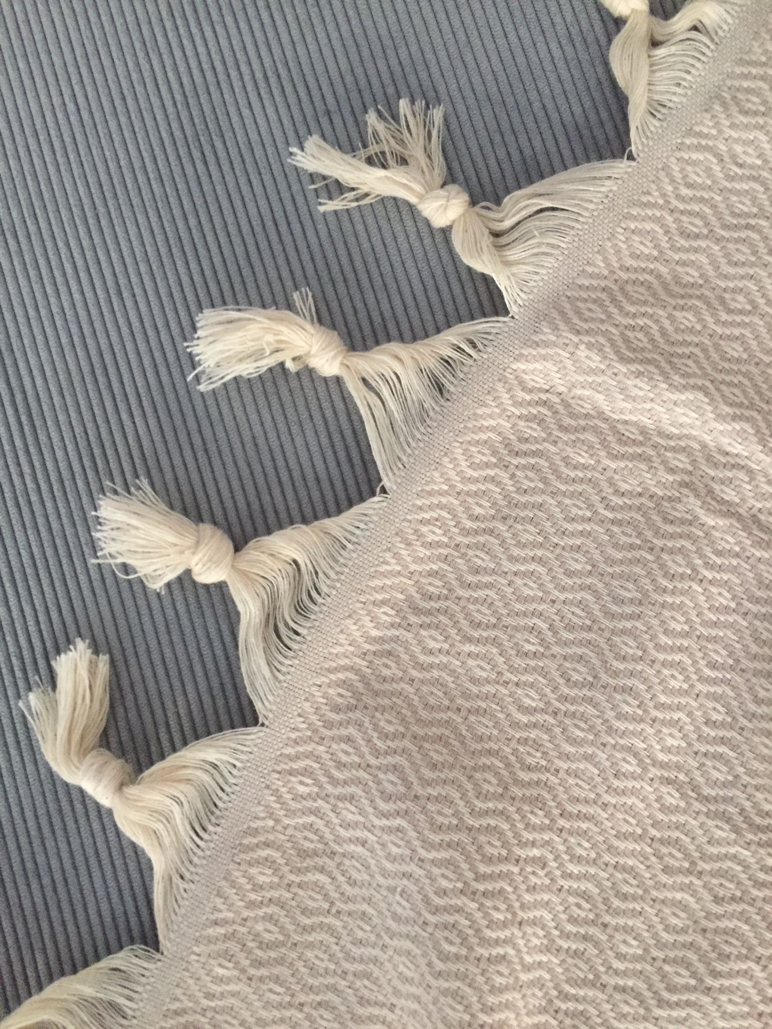 Handgewebte Decke 'Marmaris' aus 100% Bio-Baumwolle, 260 x 200 cm, in sanften Farben mit einzigartigem Muster.