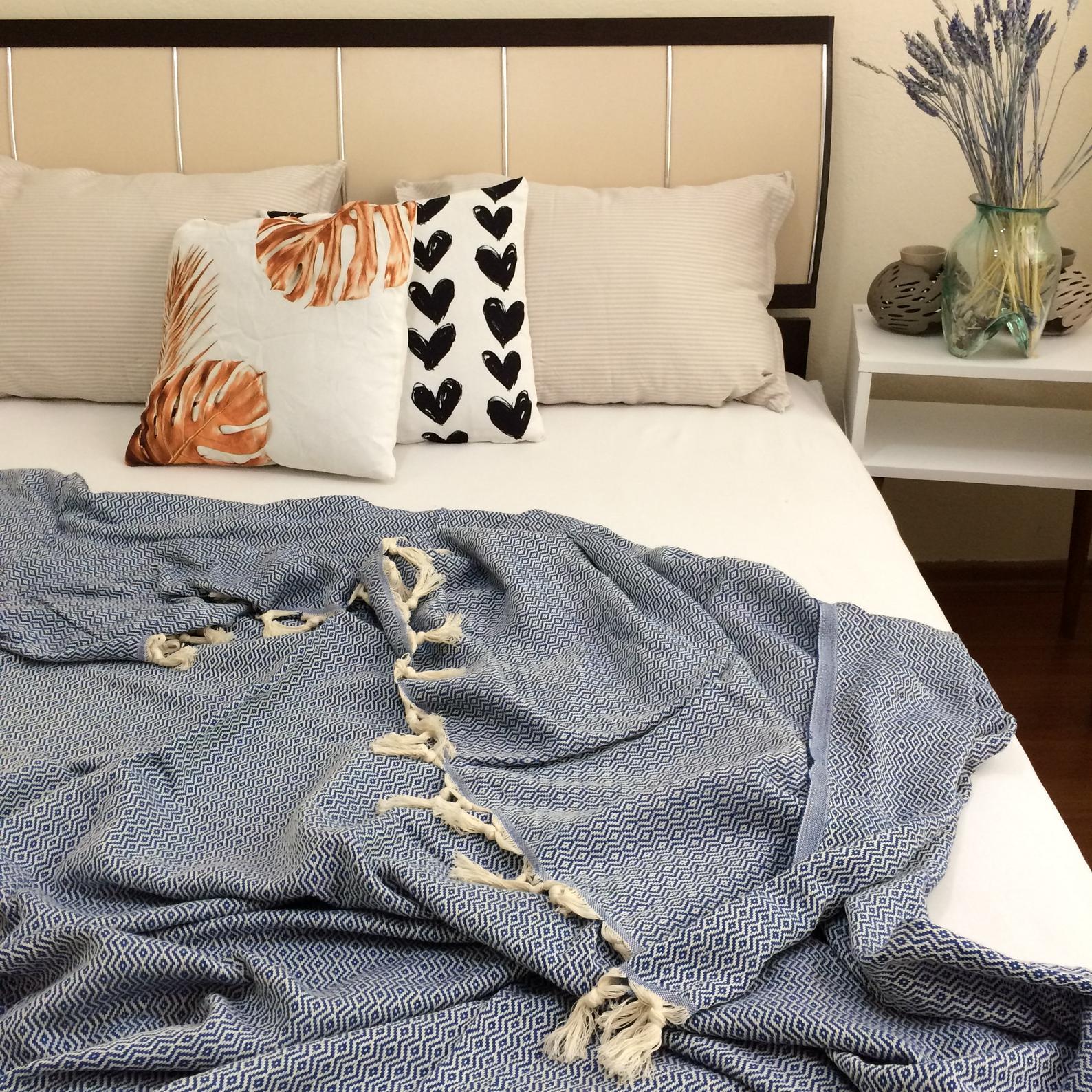 Handgewebte Decke 'Marmaris' aus 100% Bio-Baumwolle, 260 x 200 cm, in sanften Farben mit einzigartigem Muster.