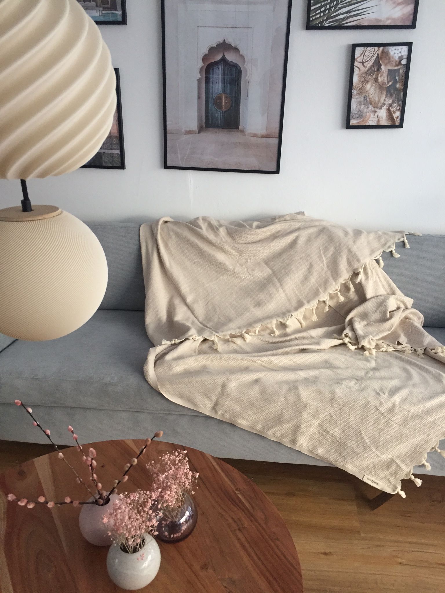 Handgewebte Decke 'Marmaris' aus 100% Bio-Baumwolle, 260 x 200 cm, in sanften Farben mit einzigartigem Muster.