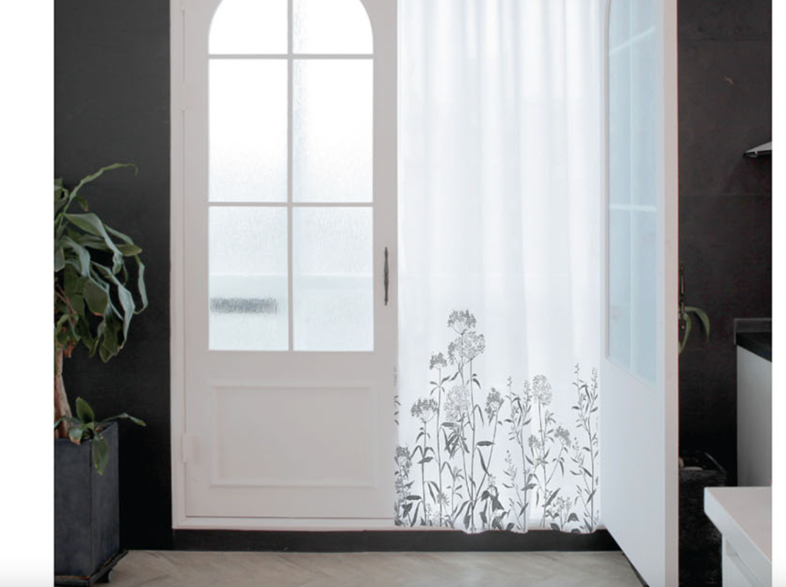 Love Memory decorative piece measuring 140cm x 200cm, showcasing vivid prints and a soft, sturdy material, perfect for home decor.