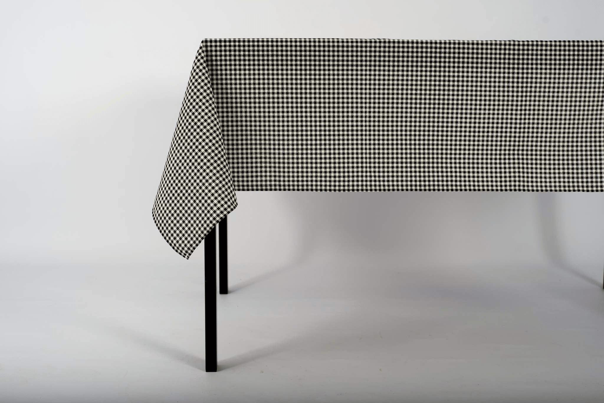 Mantel Vichy Negro de algodón natural, elegante y moderno, ideal para mesas de comedor, disponible en varios tamaños.