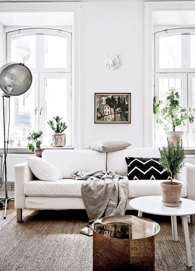 A beautifully crafted Mini White Lion head, 9 inches tall, made from eco-friendly resin with a hand-painted finish, perfect for stylish home decor.