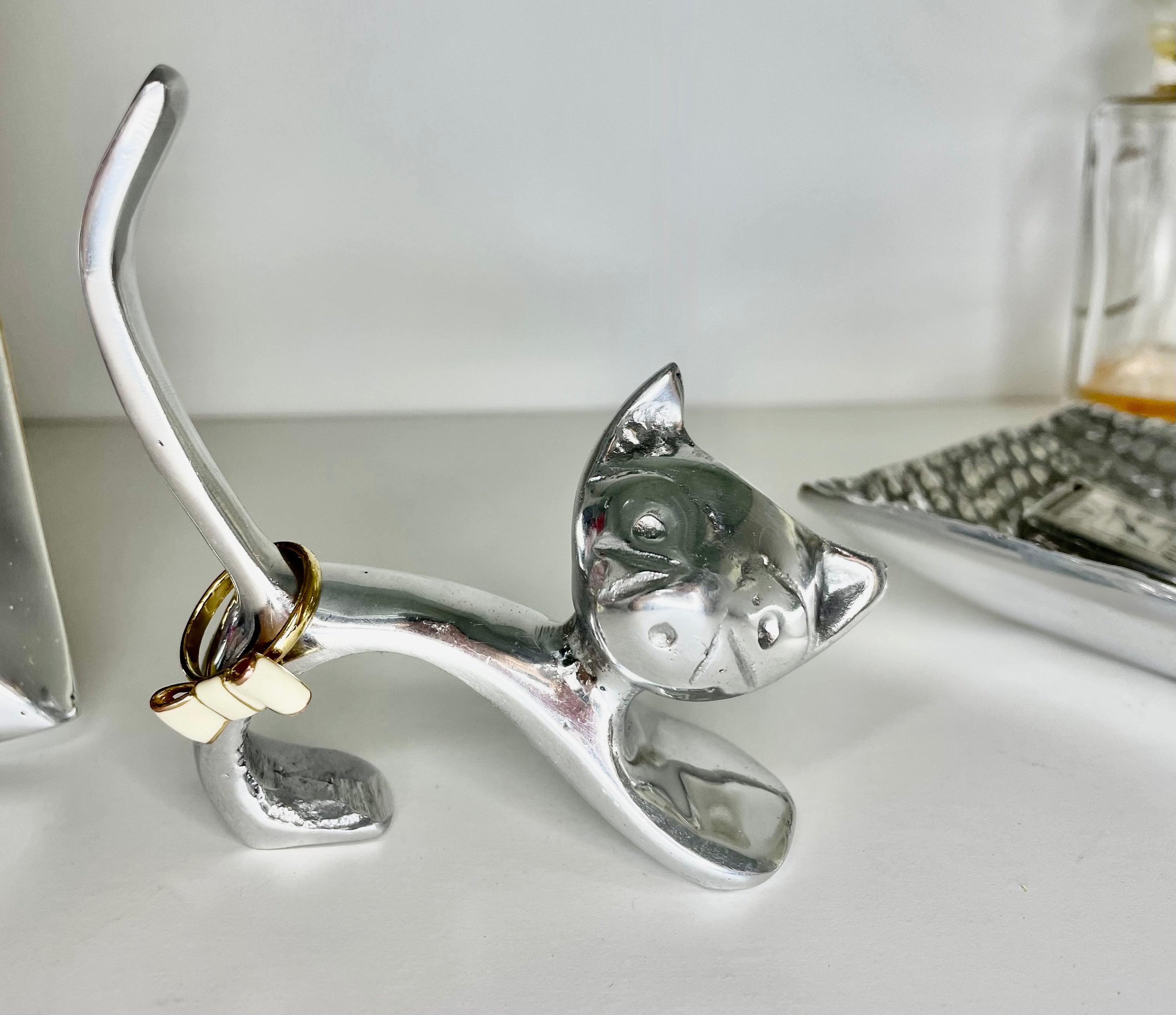 A collection of minimalist ring holders in animal shapes, crafted from recycled aluminum alloy, showcasing a sleek and modern design.