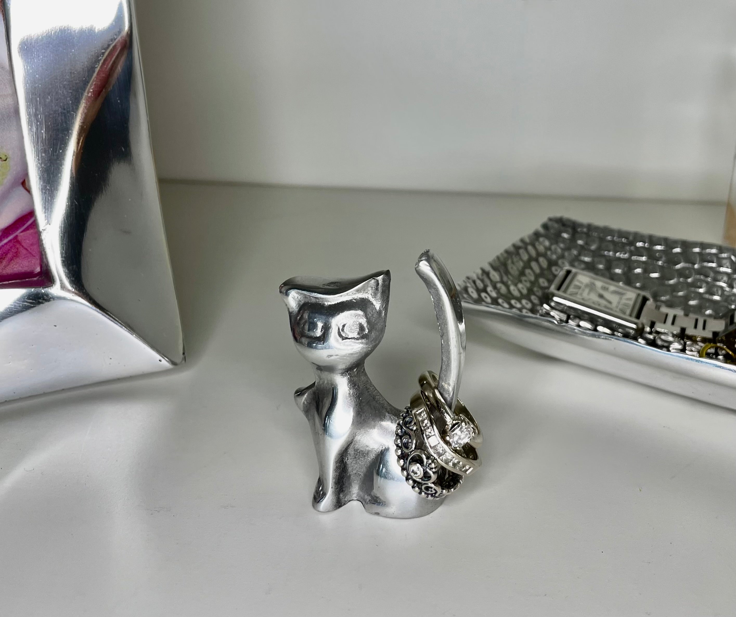 A collection of minimalist ring holders in animal shapes, crafted from recycled aluminum alloy, showcasing a sleek and modern design.