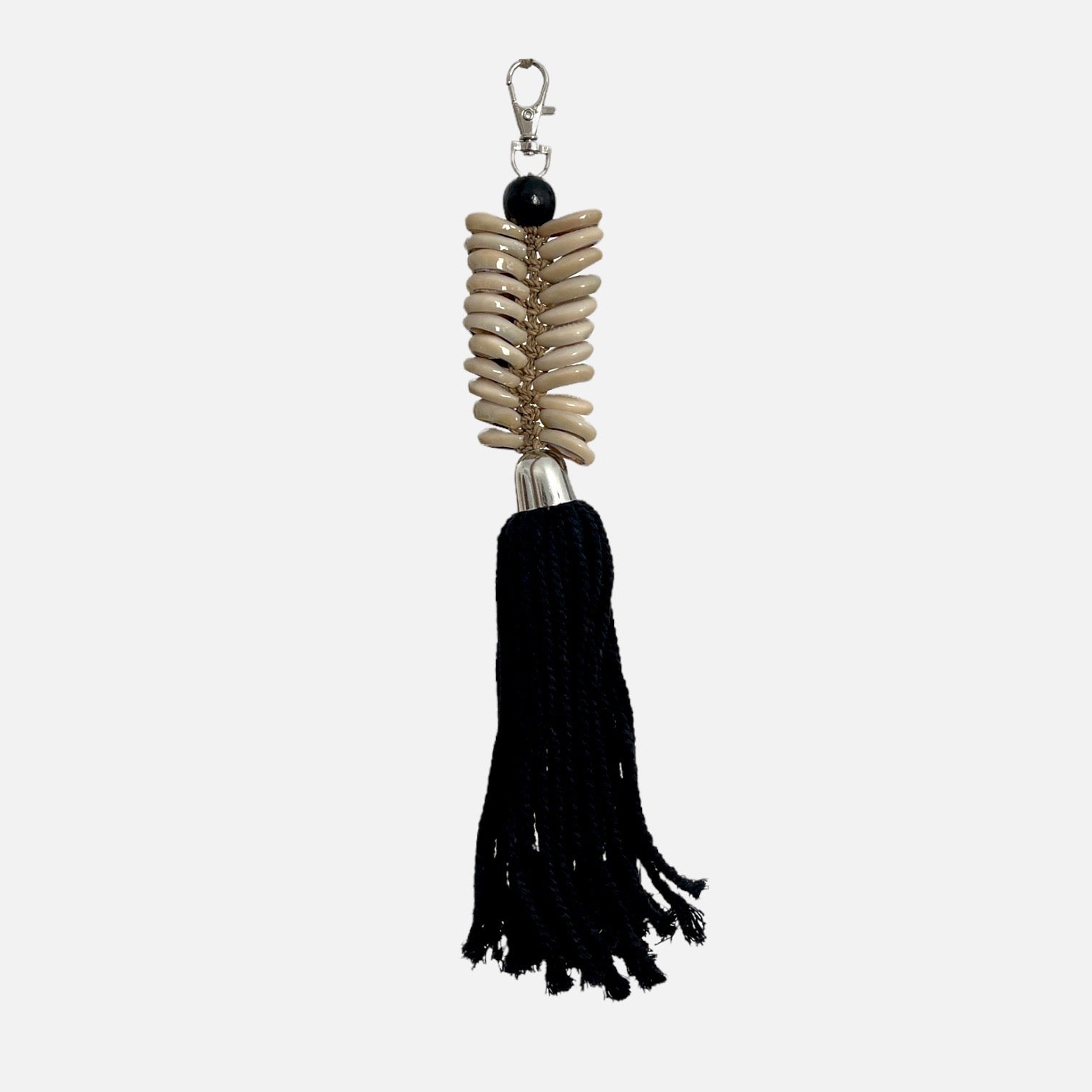 Luna key chain featuring beautiful sustainable shells in a sleek black design, perfect for organizing keys.