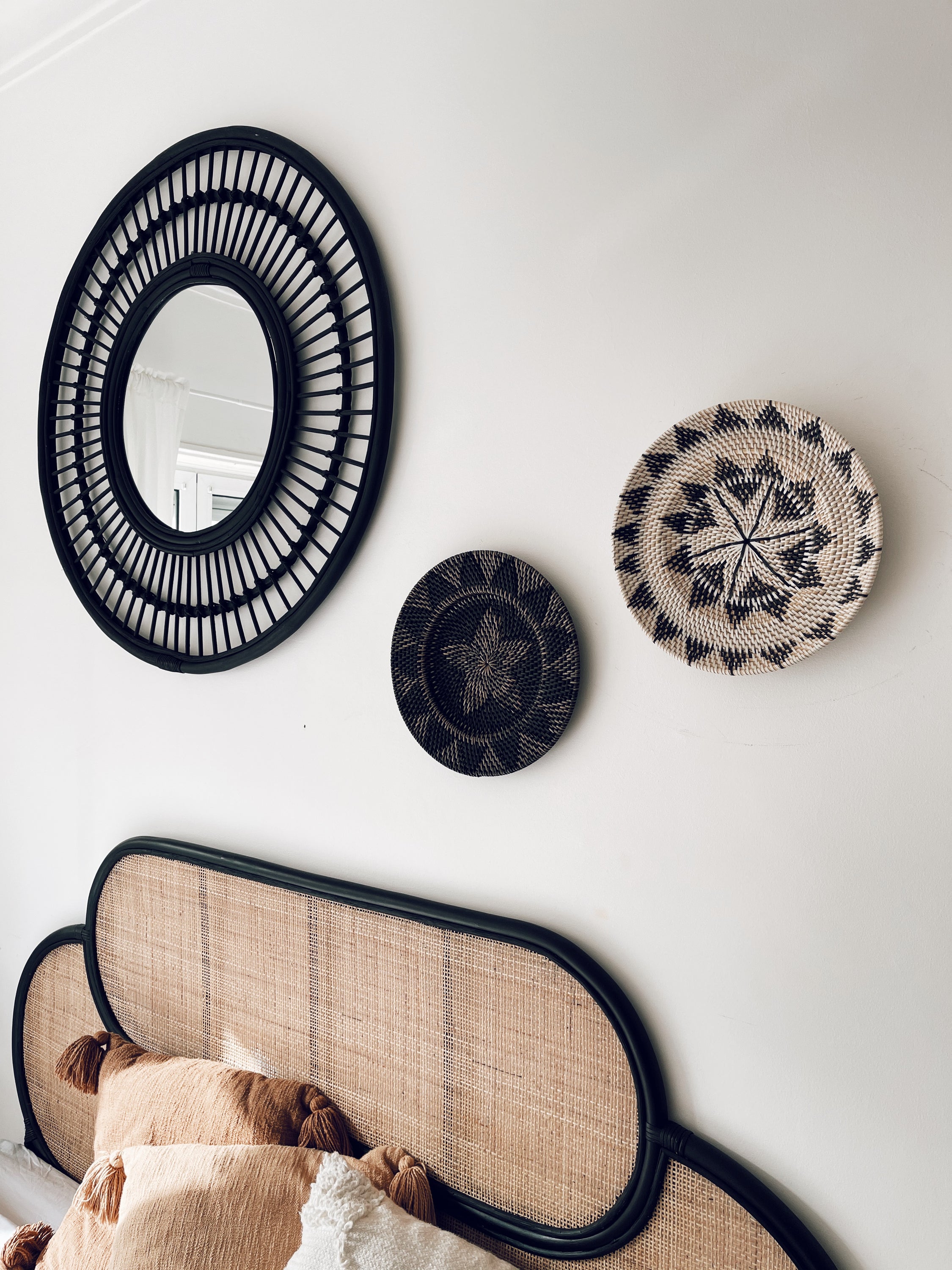 Handmade Prato de Parede Lombok Branco wall decoration, featuring intricate woven rattan design, perfect for boho decor.