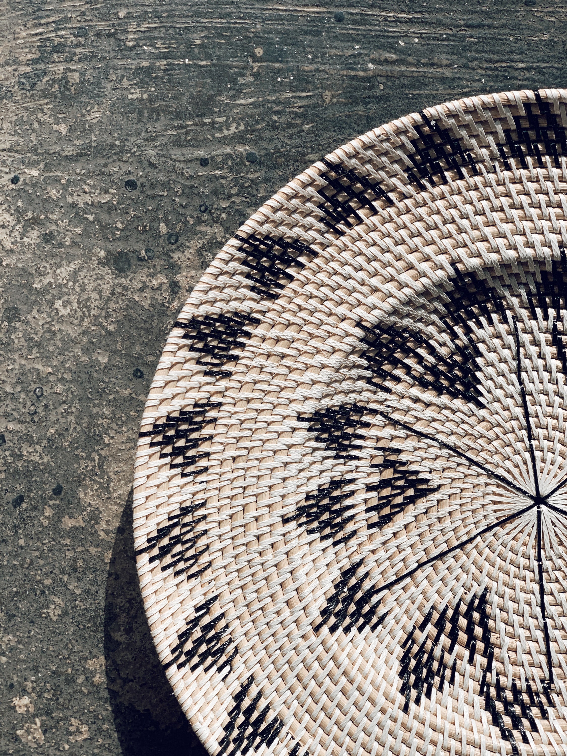 Handmade Prato de Parede Lombok Branco wall decoration, featuring intricate woven rattan design, perfect for boho decor.