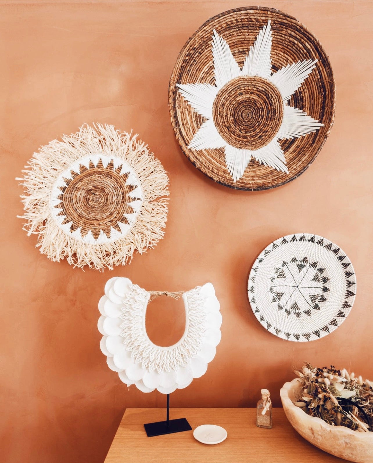 Handmade Prato de Parede Lombok Branco wall decoration, featuring intricate woven rattan design, perfect for boho and tribal decor.