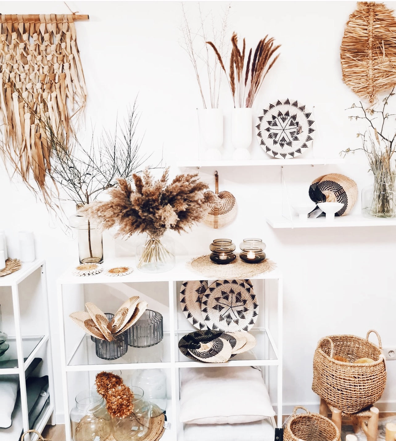 Handmade Prato de Parede Lombok Branco wall decoration, featuring intricate woven rattan design, perfect for boho and tribal decor.