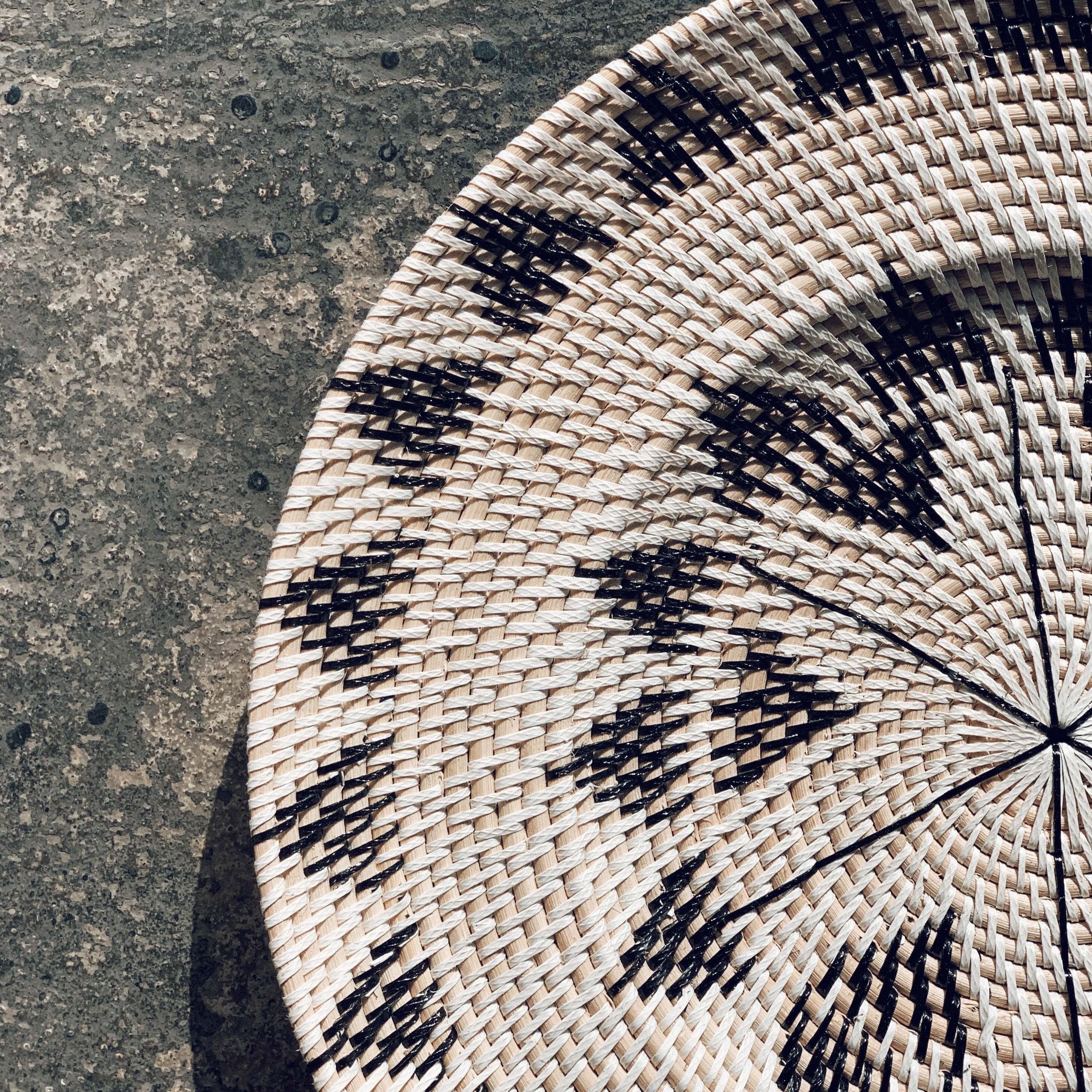 Handmade Prato de Parede Lombok Branco wall decoration, featuring intricate woven rattan design, perfect for boho and tribal decor.