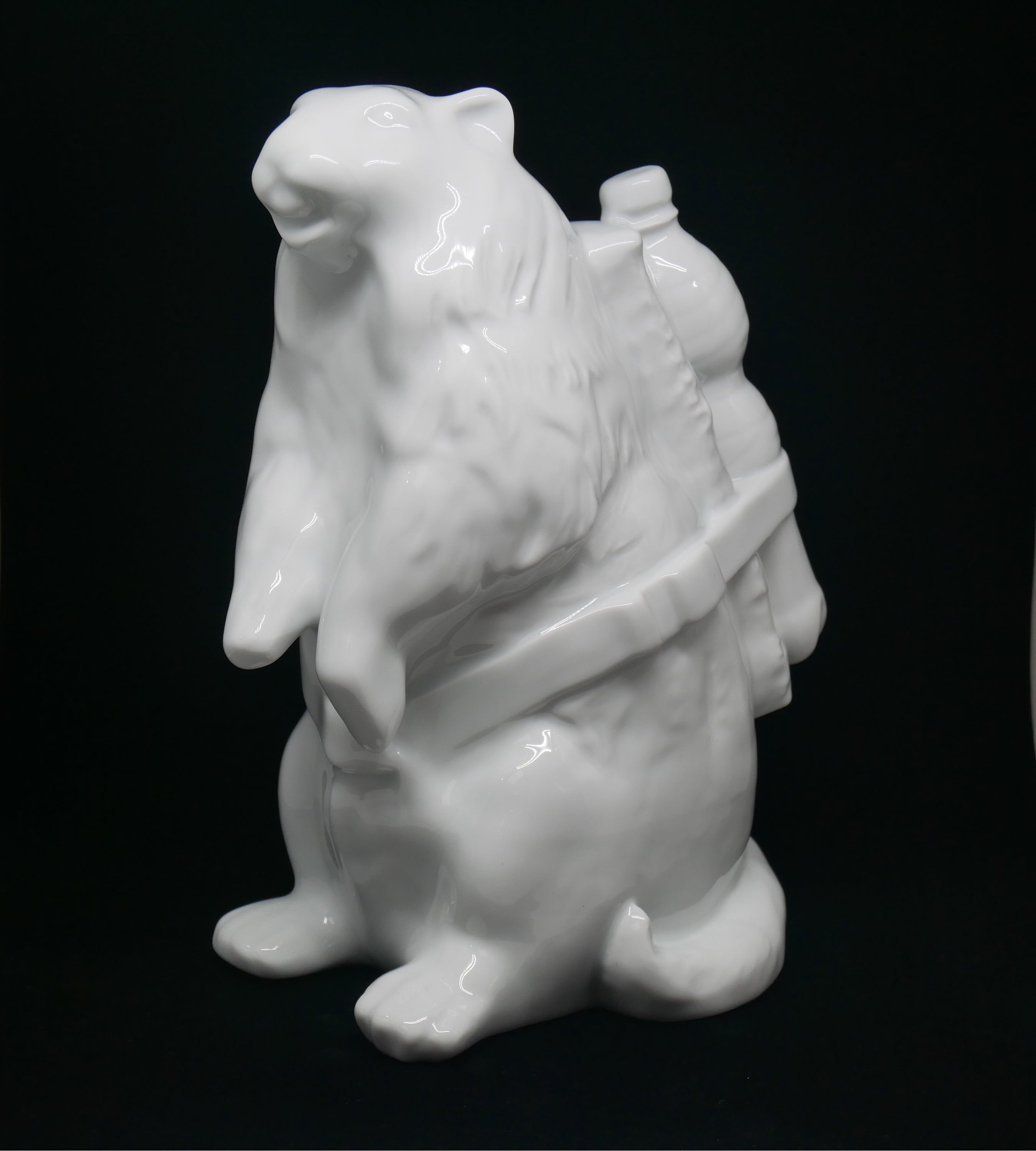 Sculpture Marmot in White Porcelain by SWEETLOVE, showcasing intricate details and elegant design, measuring 27cm x 30cm x 17cm.