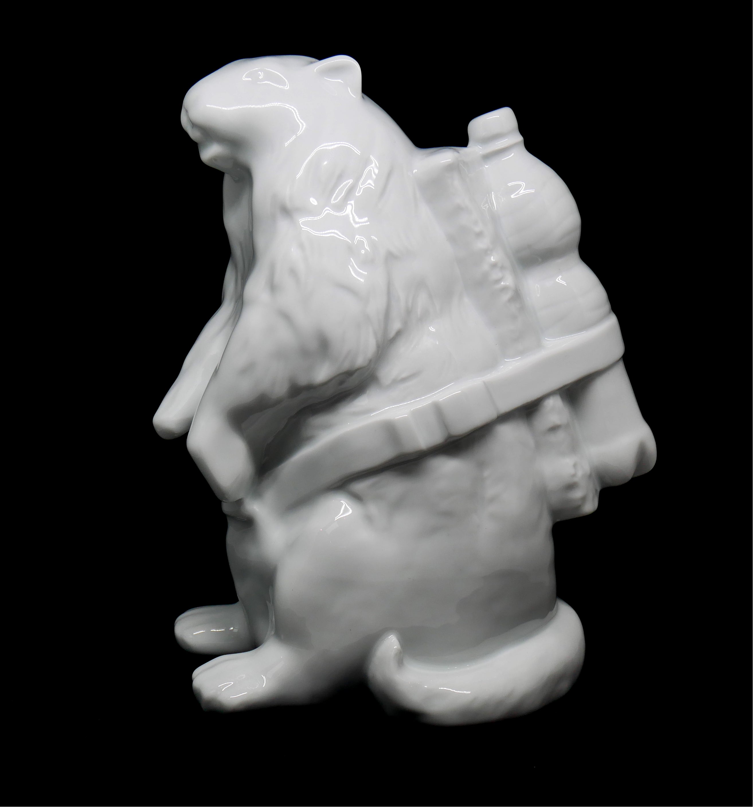 Sculpture Marmot in White Porcelain by SWEETLOVE, showcasing intricate details and elegant design, measuring 27cm x 30cm x 17cm.