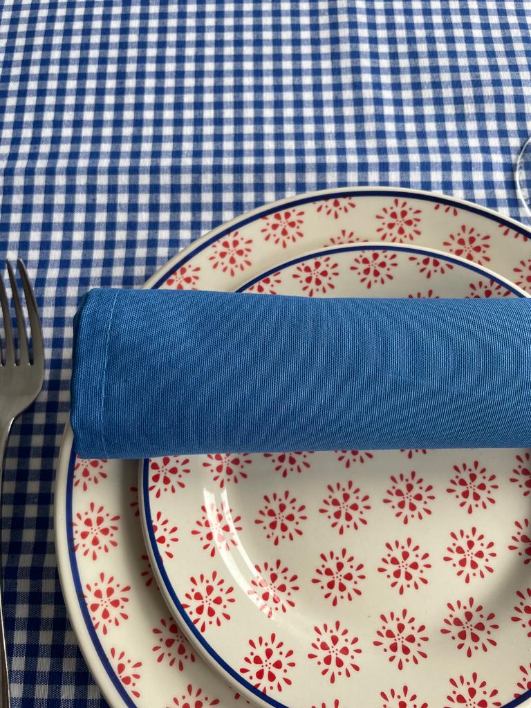 Servilletas azules de algodón 100%, suaves y resistentes, perfectas para cualquier ocasión, presentadas en un elegante diseño.