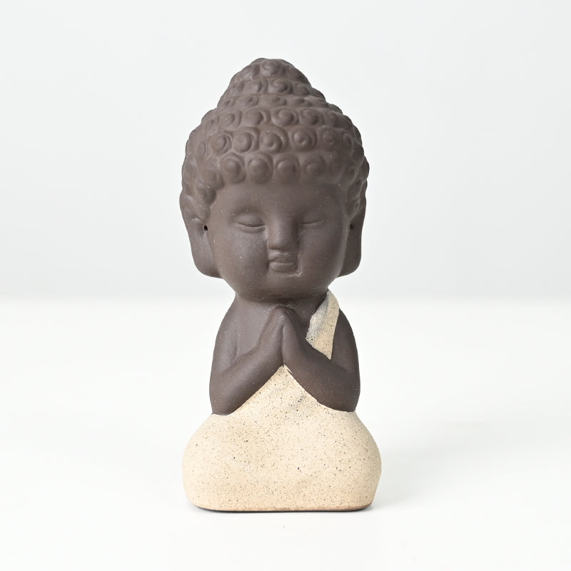 Statue en céramique représentant un moine en prière, exécutant l'anjali mudra, symbole de gratitude et de spiritualité.
