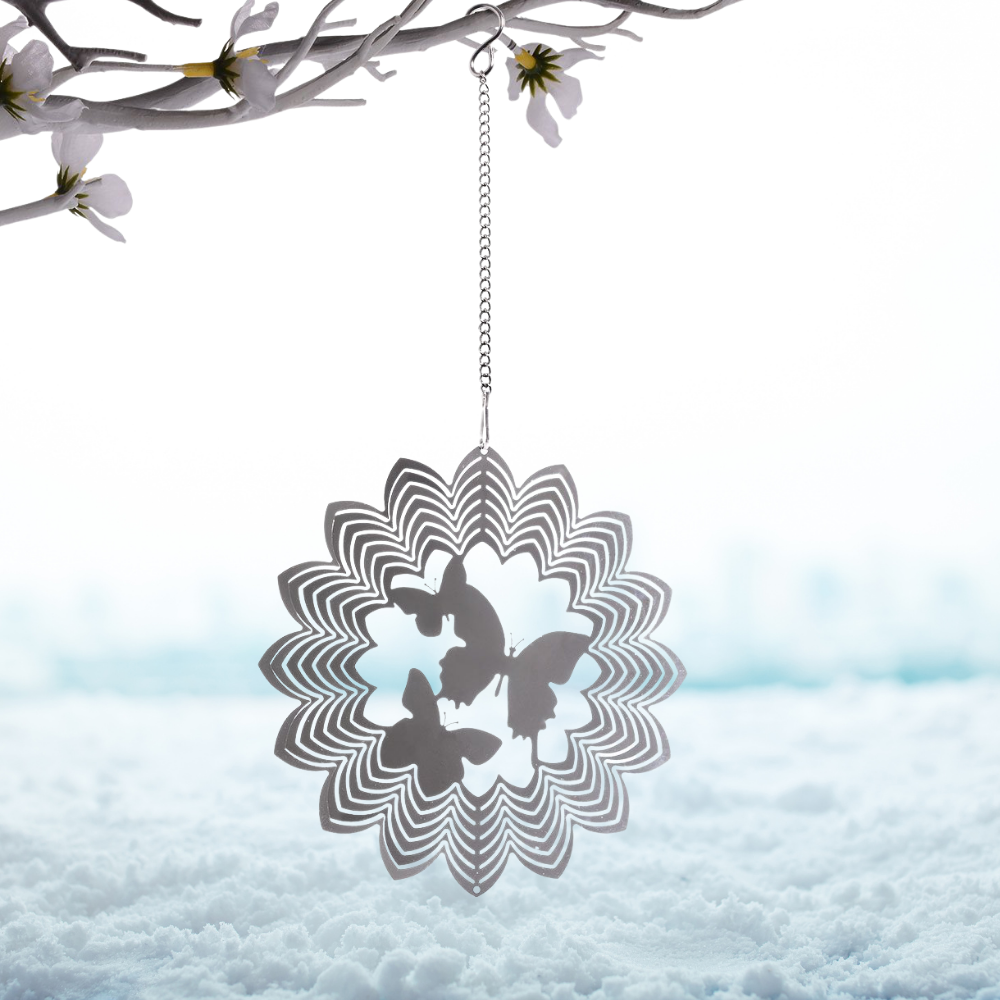 Décoration suspendue en métal en forme de papillon, symbolisant légèreté et transformation, idéale pour apporter une touche joyeuse à votre intérieur.