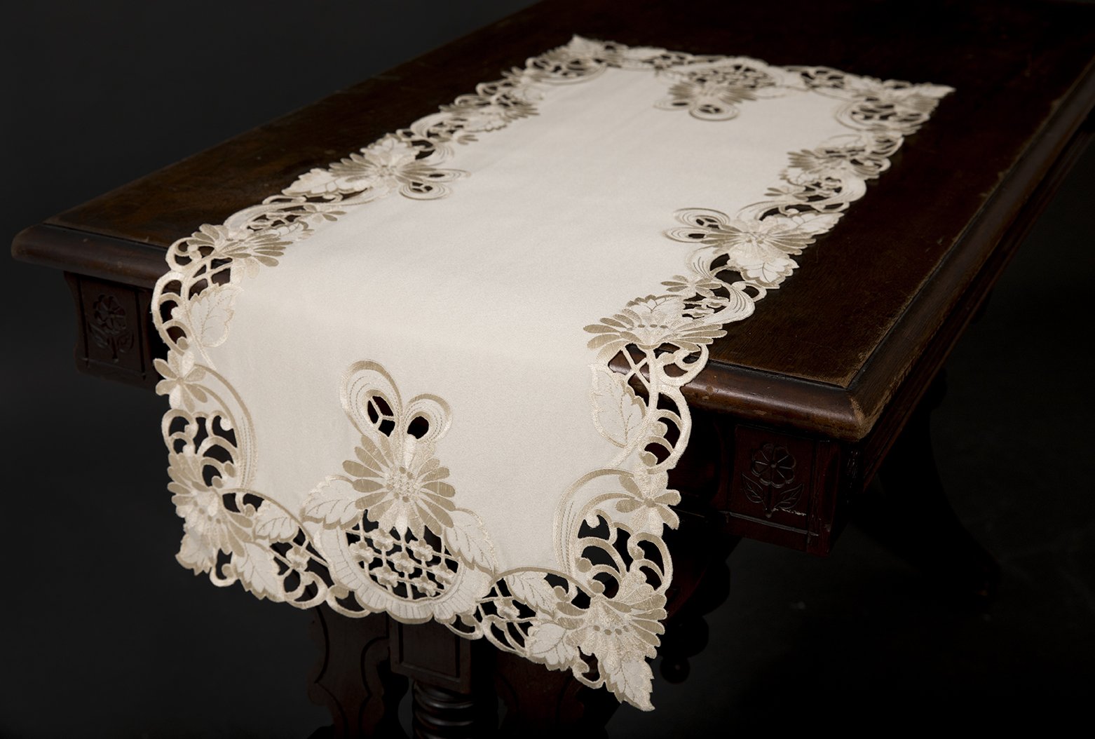 XD17104 Delicate Daisy Table Runner featuring floral embroidery and scalloped edges, perfect for elegant dining settings.