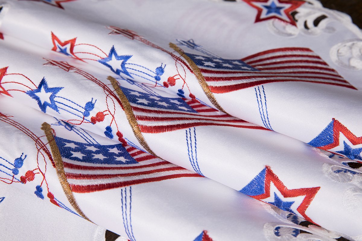 Set of 4 XD17105 Star Spangled Placemats featuring American flags and shooting star fireworks design, perfect for patriotic celebrations.
