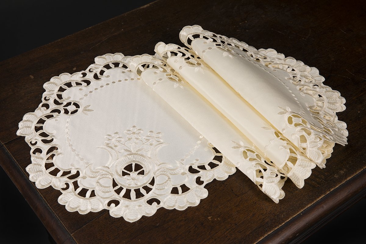 Set of 4 XD17106 Scalloped Lace Placemats featuring embroidered daisies and elegant scalloped edges, perfect for dining decor.