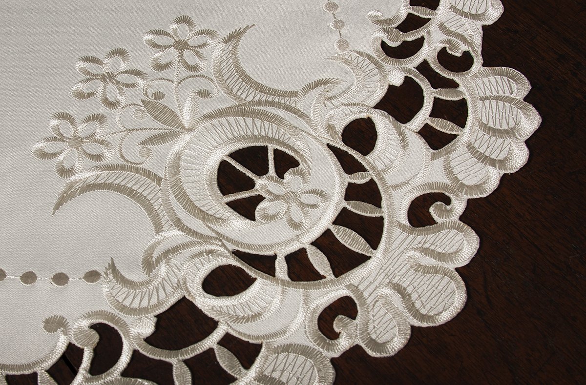 Set of 4 XD17106 Scalloped Lace Placemats featuring embroidered daisies and elegant scalloped edges, perfect for dining decor.