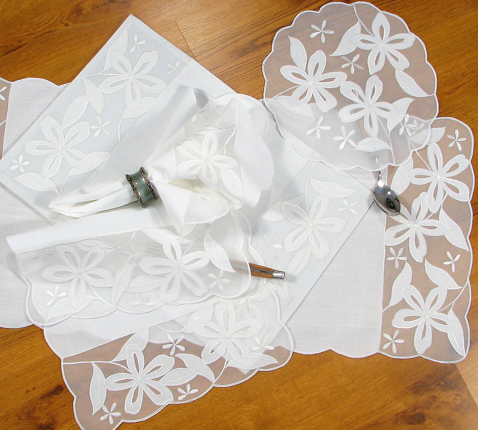 XD67804 Daisy Silhouette Collection featuring elegant flower embroidery and intricate cutwork on table linens.