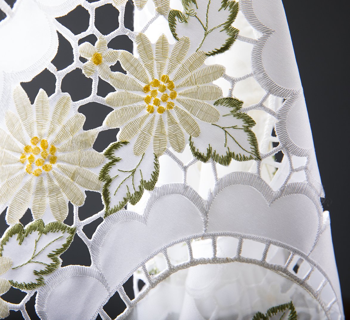 XD75029 Elegant Daisy Table Runner featuring embroidered daisies and sheer fabric accents on a white linen background.