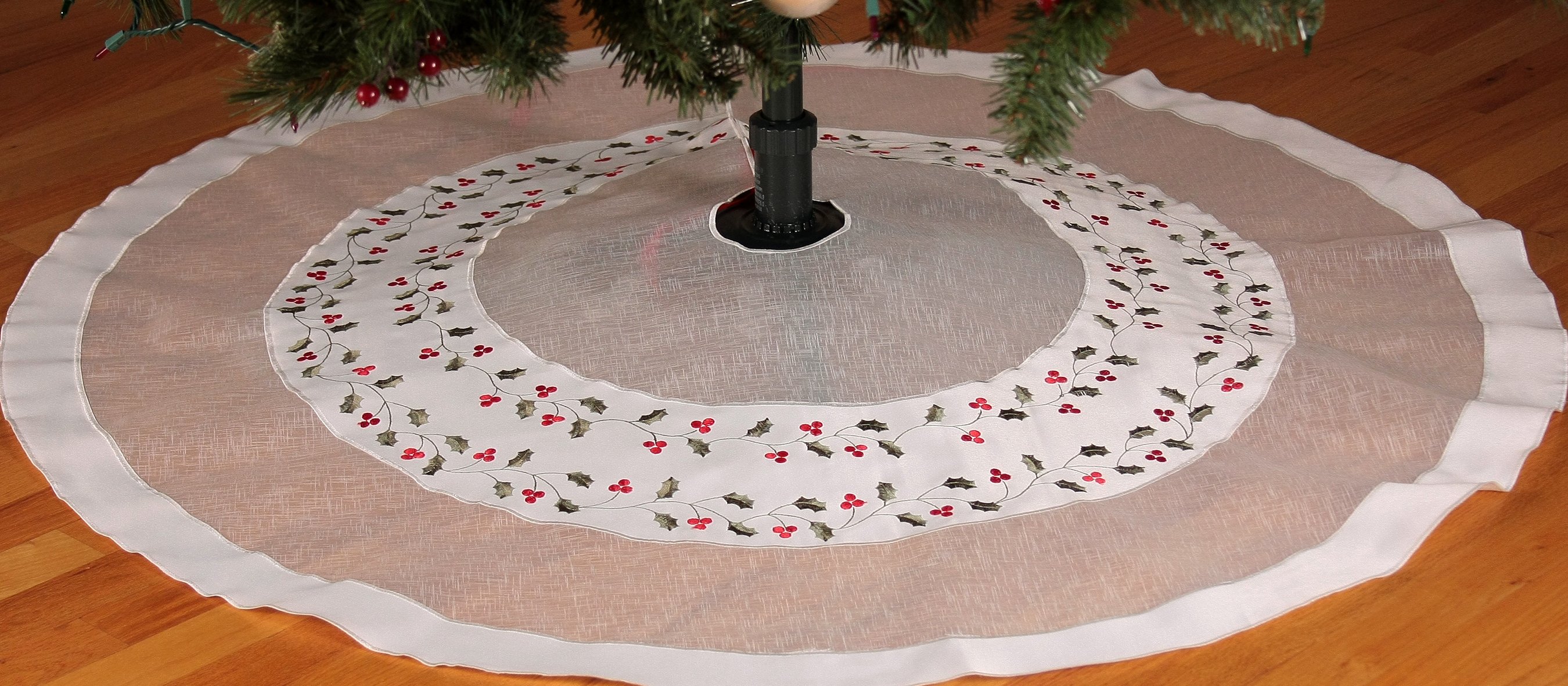 XD93253 Classic Holly Tree Skirt featuring embroidered holly leaves and berries, perfect for Christmas decor.