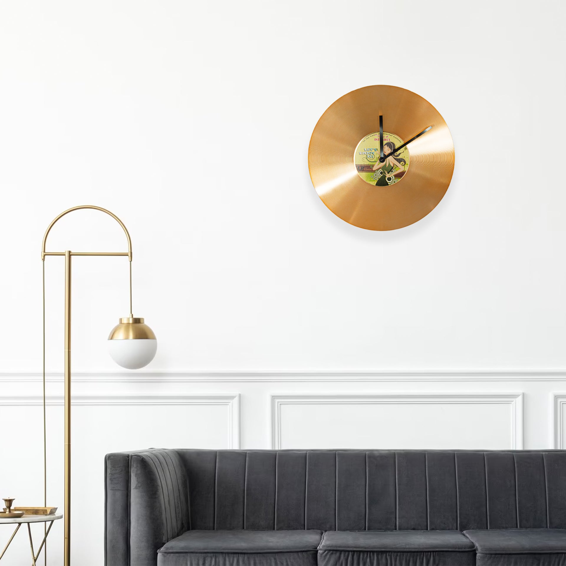 Xoom Plaque-förmige Wanduhr mit bunten Blumenmotiven, ideal für Wanddekoration.