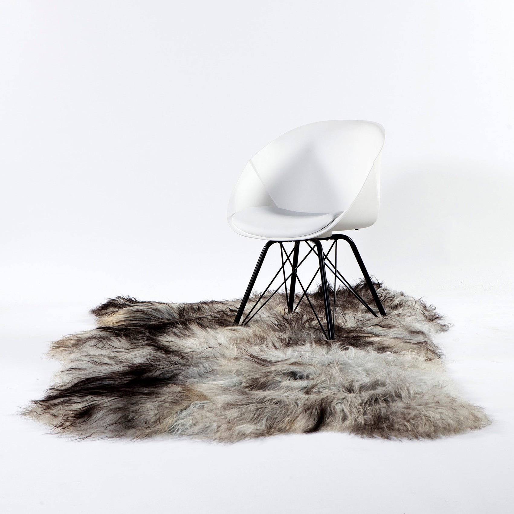 Set van vier IJslandse schapenvachten in natuurlijk grijs, perfect voor decoratie en comfort.