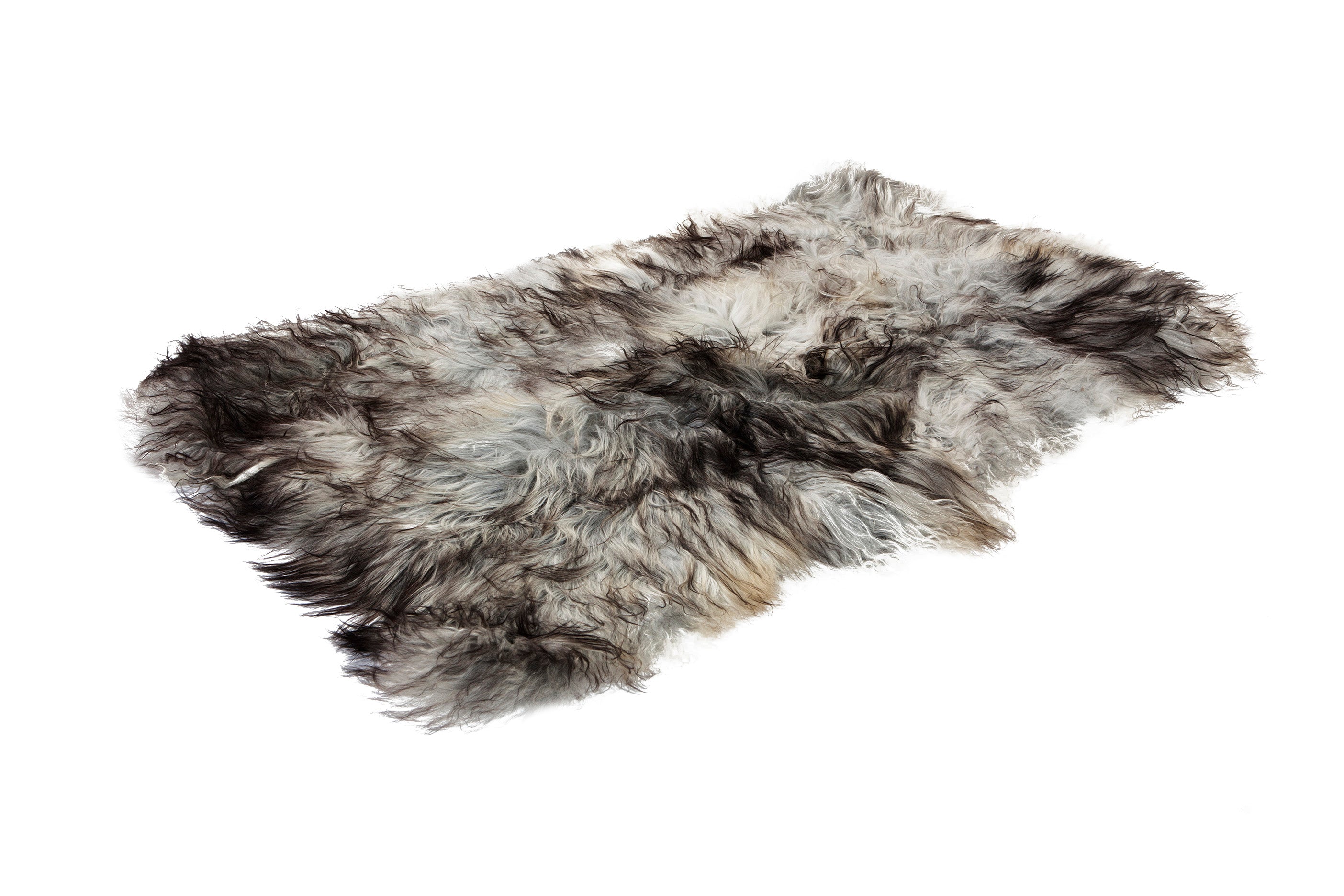 Set van vier IJslandse schapenvachten in natuurlijk grijs, perfect voor decoratie en comfort.