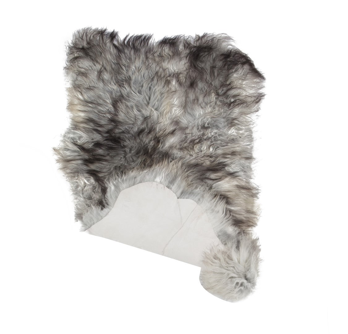 Set van vier IJslandse schapenvachten in natuurlijk grijs, perfect voor decoratie en comfort.