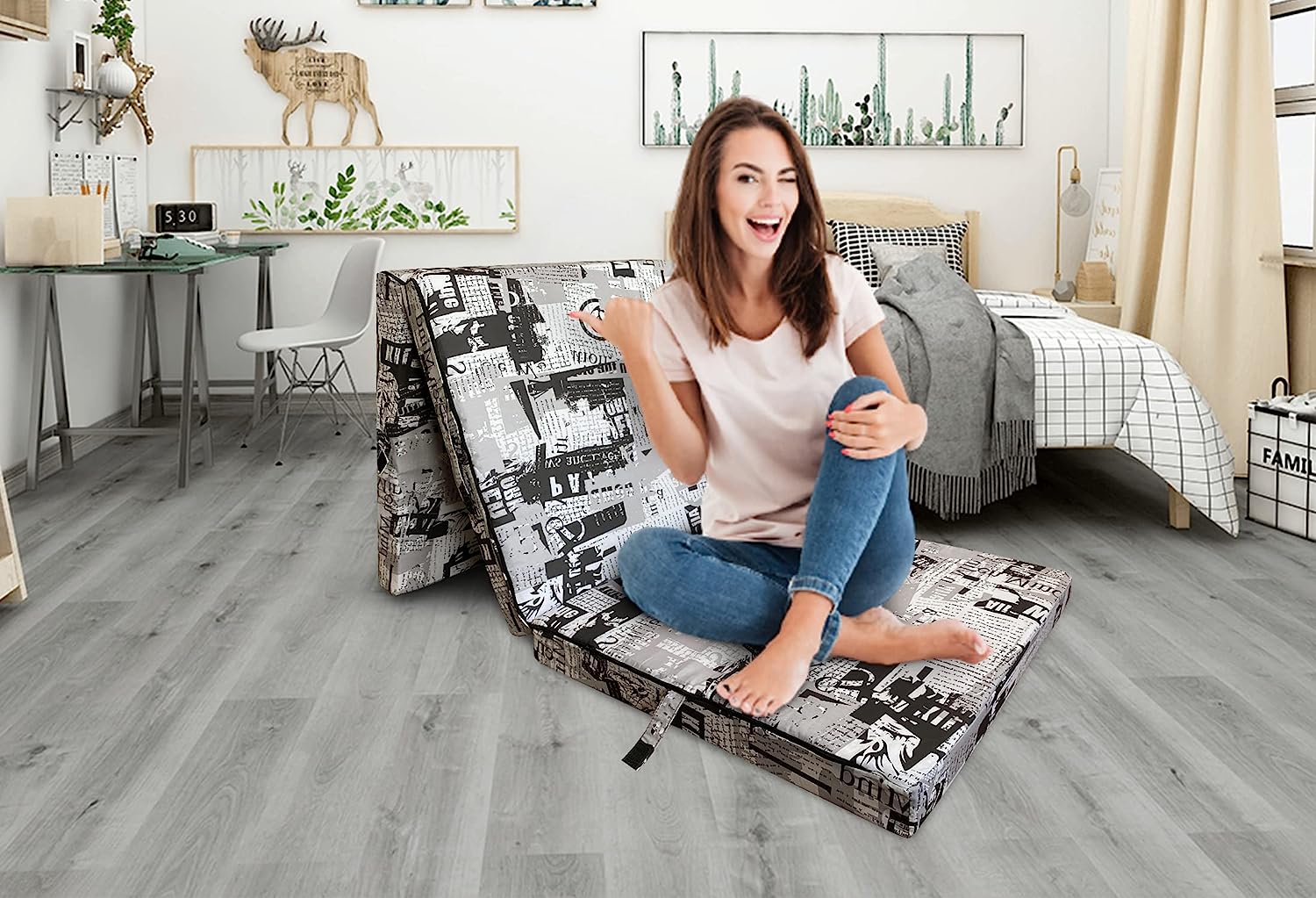 Faltbare Matratze 3-teilig in aufgeklapptem Zustand, ideal für Reisen und als Gästebett, mit abnehmbarem Bezug und 8 cm dickem Schaumstoffkern.