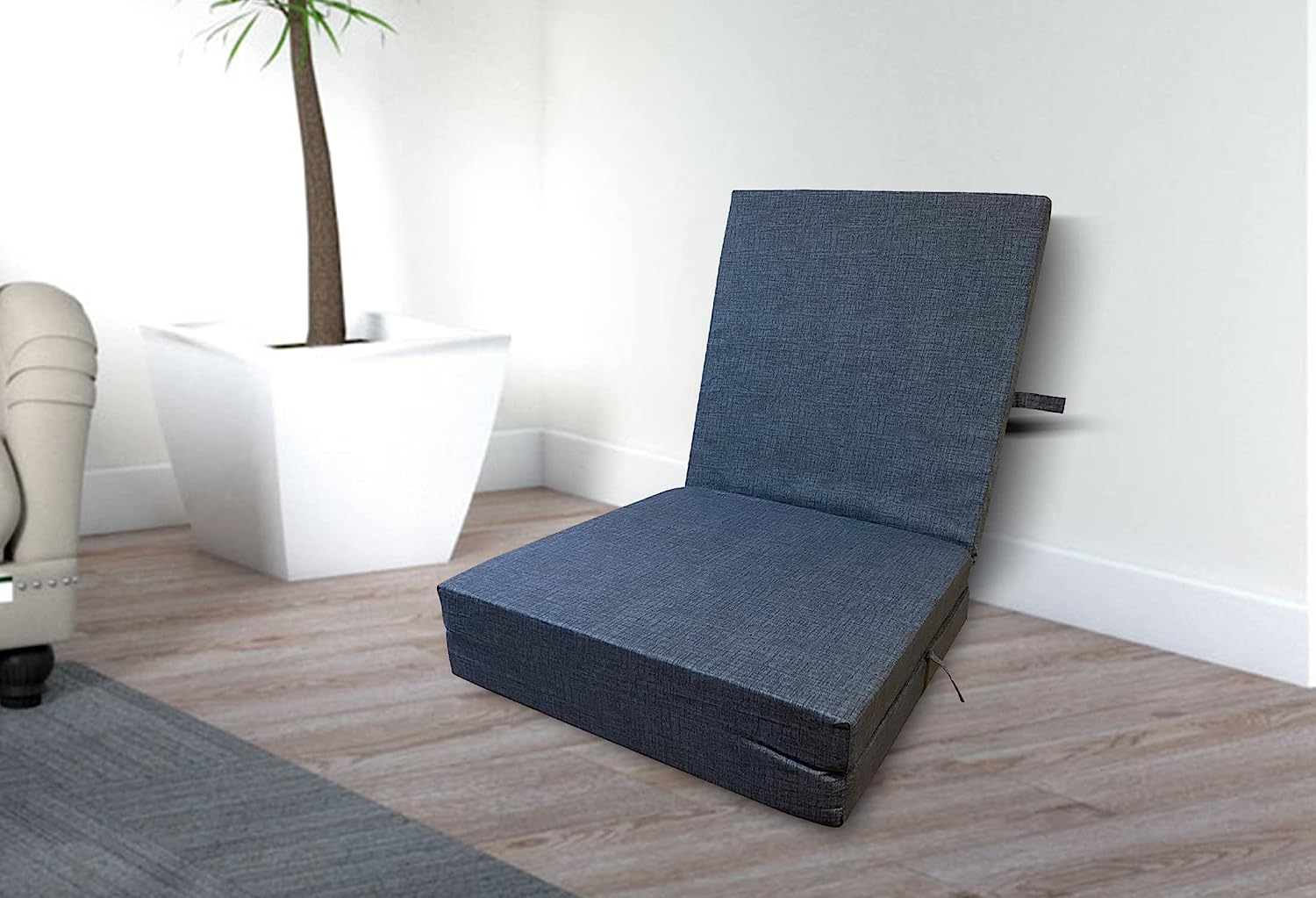 Faltbare Matratze 3-teilig in aufgeklapptem Zustand, ideal für Reisen und als Gästebett, mit abnehmbarem Bezug und 8 cm dickem Schaumstoffkern.