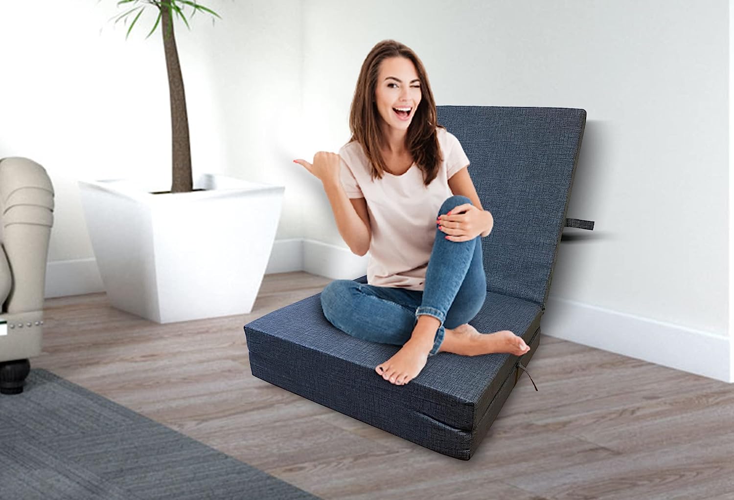 Faltbare Matratze 3-teilig in aufgeklapptem Zustand, ideal für Reisen und als Gästebett, mit abnehmbarem Bezug und 8 cm dickem Schaumstoffkern.