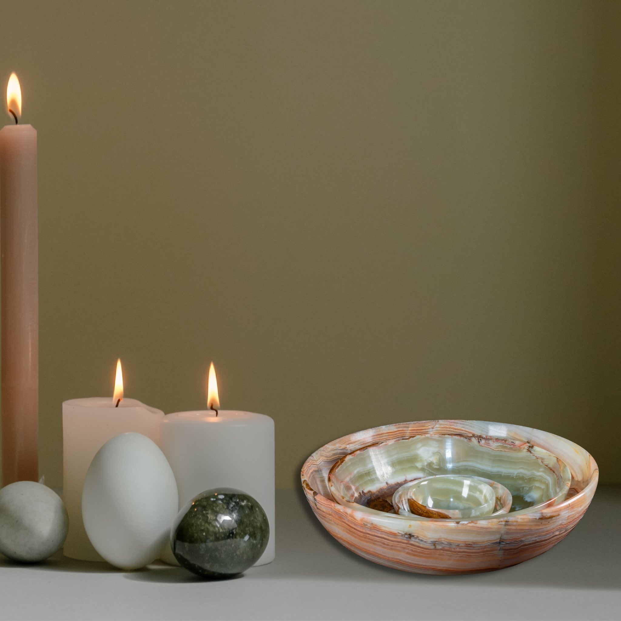 Elegante Onyx Kristall Schale aus Himalaya Onyx, handgefertigt mit einzigartigen Mustern und polierter Oberfläche, ideal für Schmuck oder Dekoration.