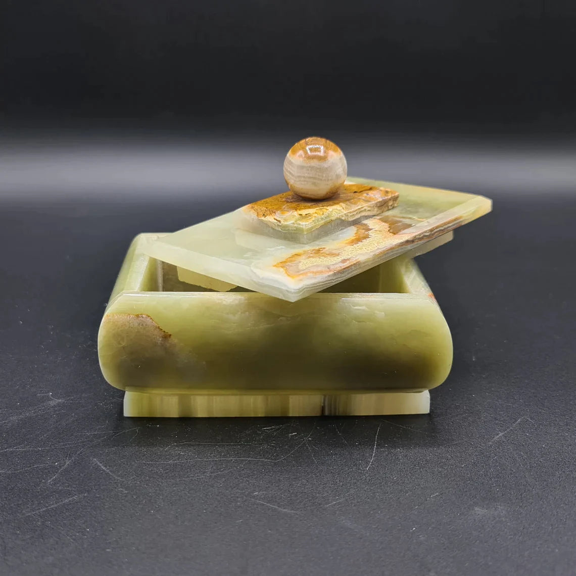 Elegantes Onyx Kristall Schmuckkästchen aus Himalaya Onyx, handgefertigt mit polierter Oberfläche, ideal für Schmuckaufbewahrung.