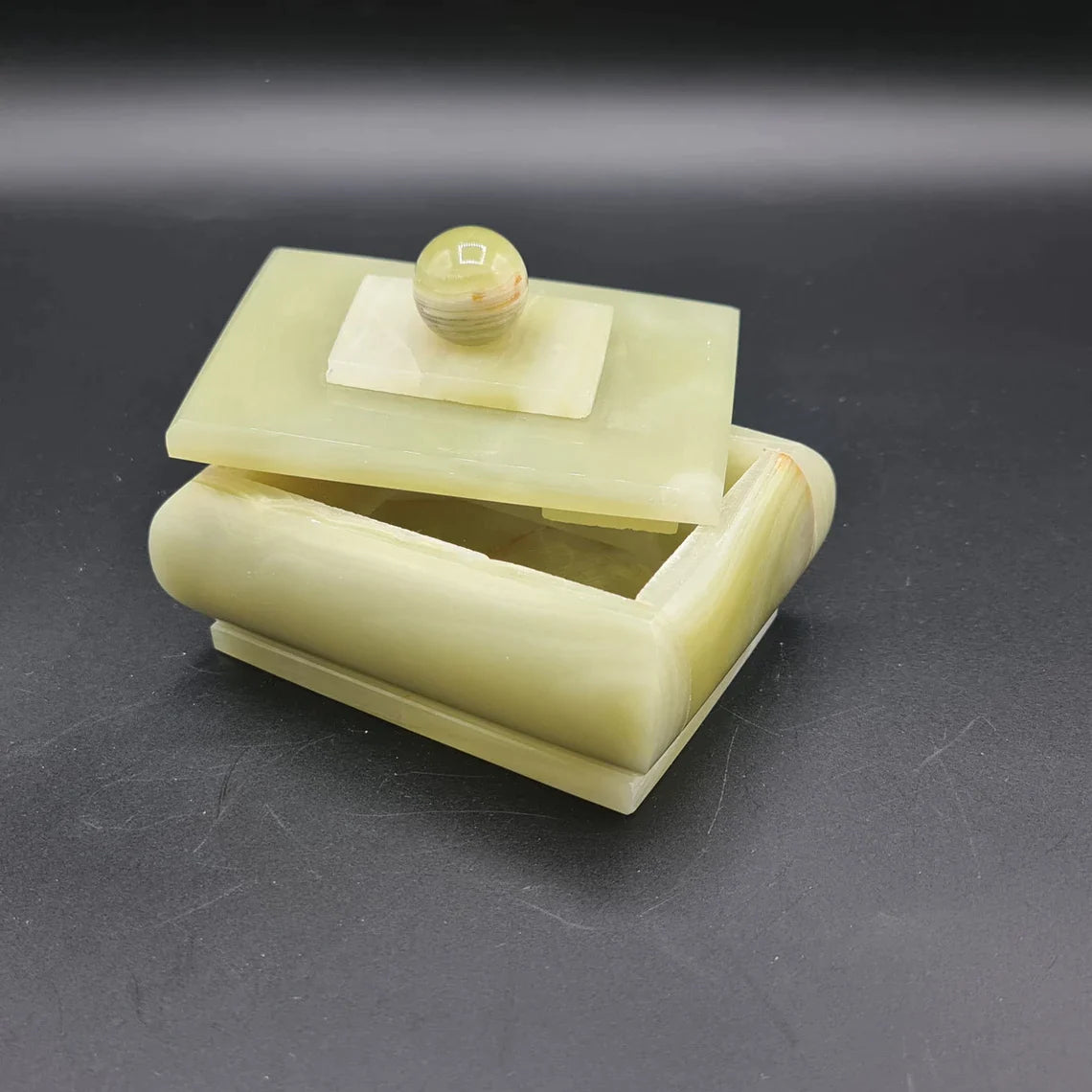 Elegantes Onyx Kristall Schmuckkästchen aus Himalaya Onyx, handgefertigt mit polierter Oberfläche, ideal für Schmuckaufbewahrung.