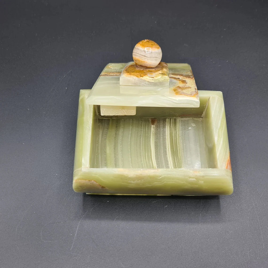 Elegantes Onyx Kristall Schmuckkästchen aus Himalaya Onyx, handgefertigt mit polierter Oberfläche, ideal für Schmuckaufbewahrung.