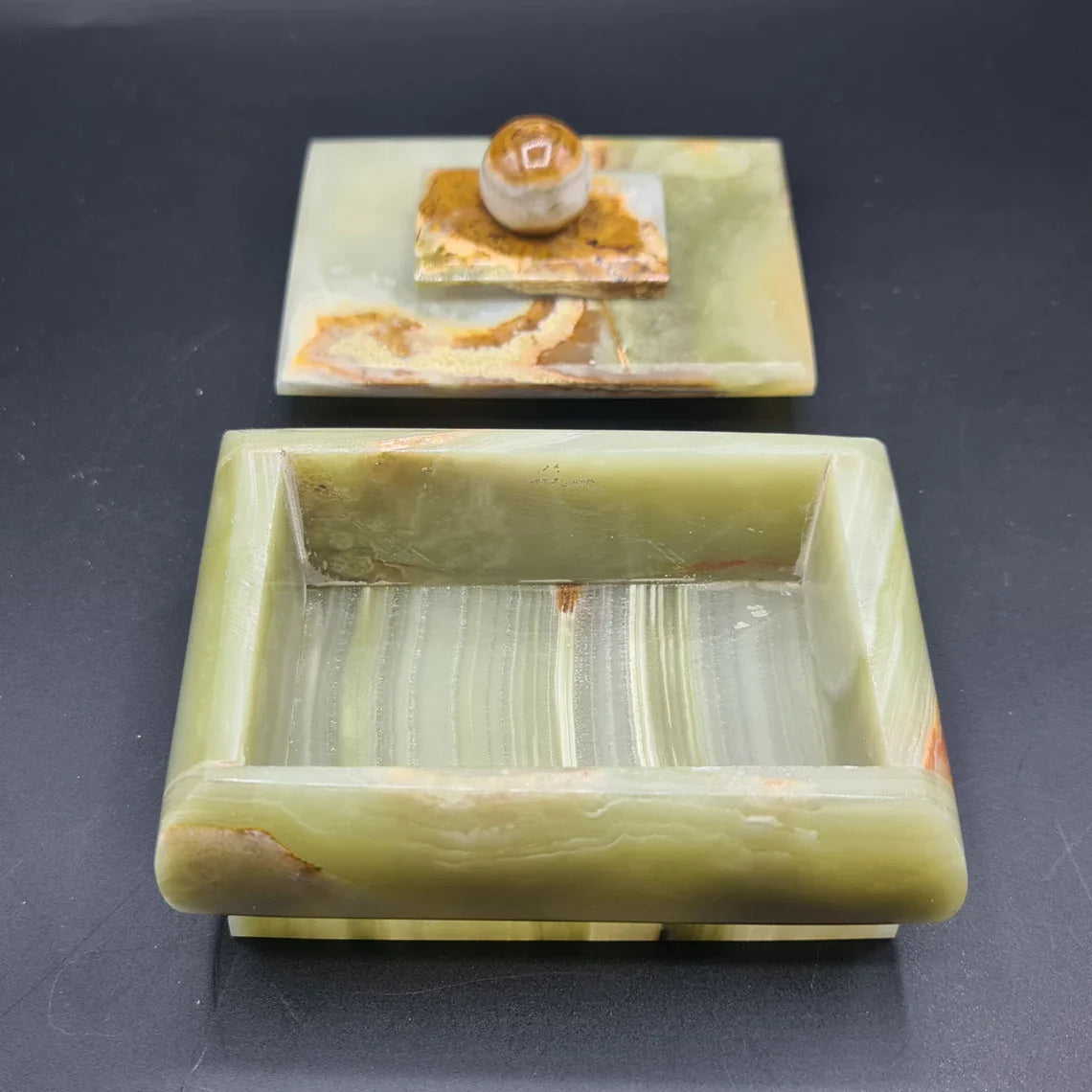 Elegantes Onyx Kristall Schmuckkästchen aus Himalaya Onyx, handgefertigt mit polierter Oberfläche, ideal für Schmuckaufbewahrung.