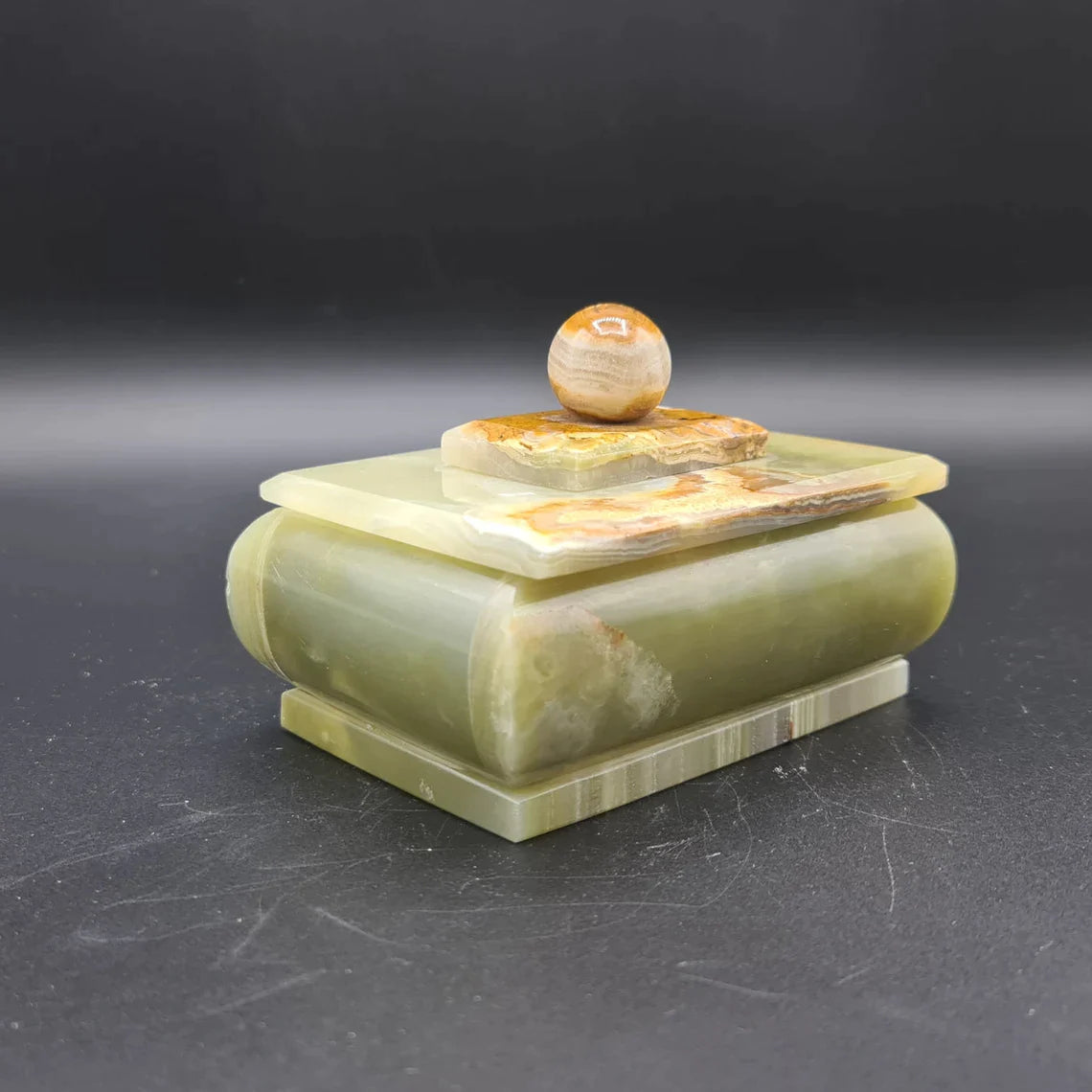 Elegantes Onyx Kristall Schmuckkästchen aus Himalaya Onyx, handgefertigt mit polierter Oberfläche, ideal für Schmuckaufbewahrung.