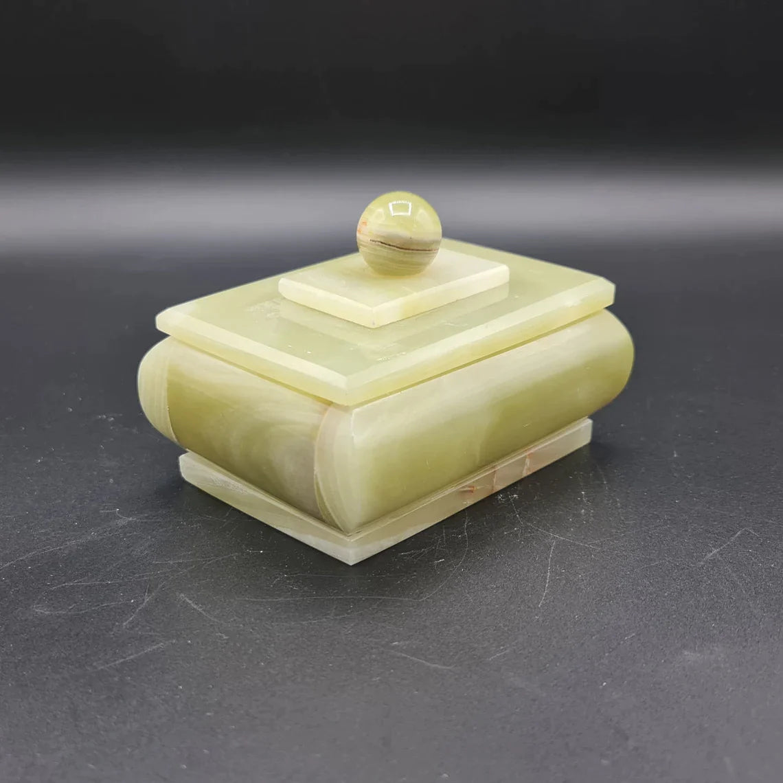 Elegantes Onyx Kristall Schmuckkästchen aus Himalaya Onyx, handgefertigt mit polierter Oberfläche, ideal für Schmuckaufbewahrung.