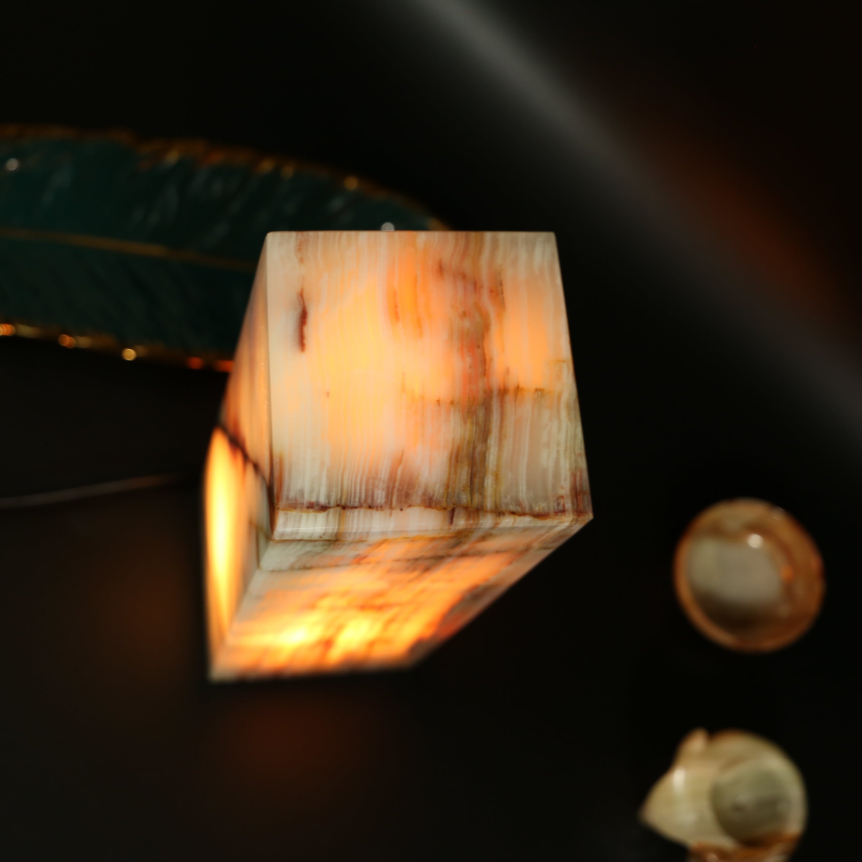 Onyx Würfel Turmlampe 12 Zoll, elegant und beruhigend, strahlt sanftes Licht aus.