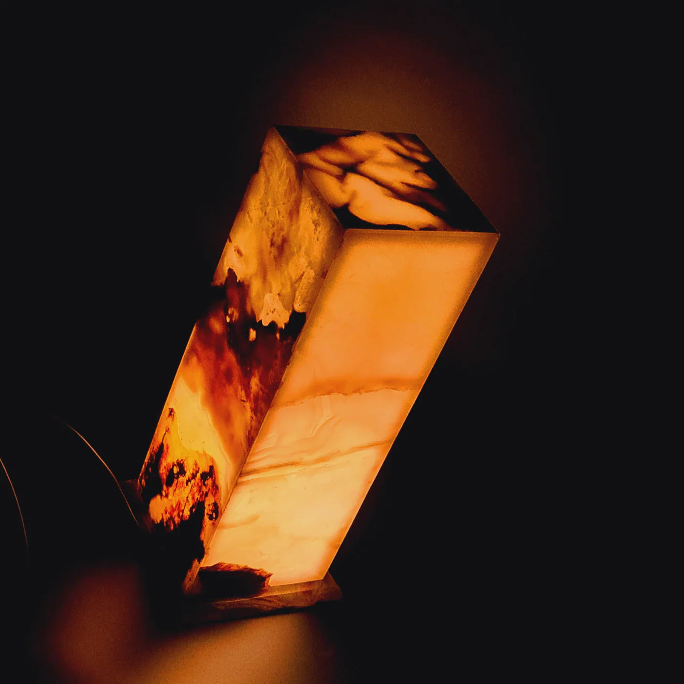 Onyx Würfel Turmlampe 12 Zoll, elegant und beruhigend, strahlt sanftes Licht aus.