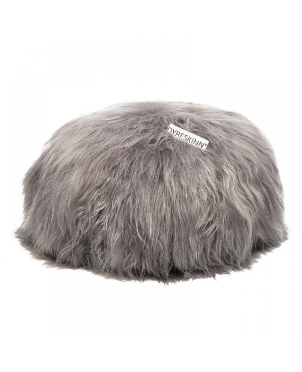 Grijze IJslandse poef van schapenvacht, rond met een diameter van 60 cm en hoogte van 40 cm, perfect voor huis en tuin.