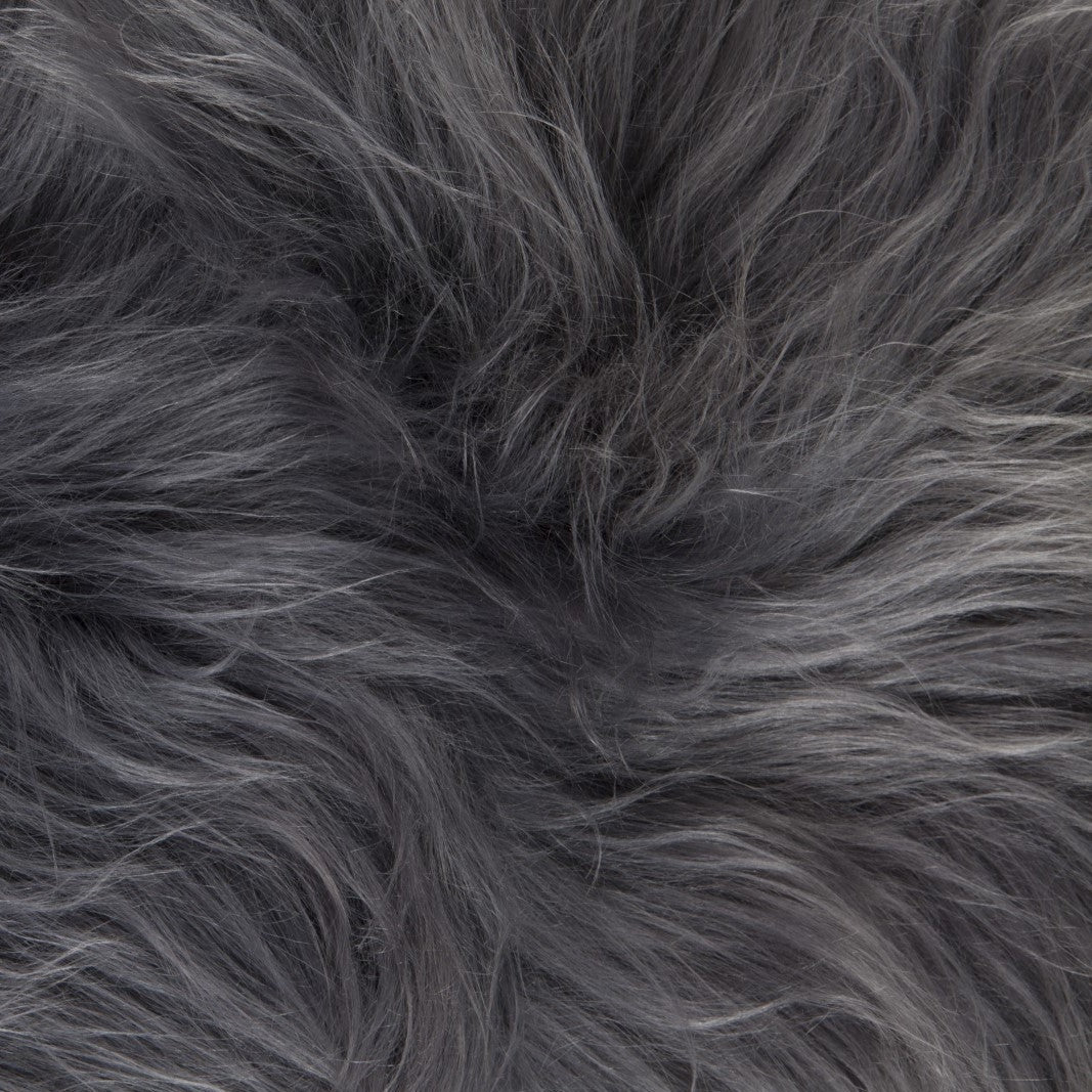 Donkergrijs IJslands schapenvacht van 100 x 65 cm, zacht en luxueus, perfect voor interieurdecoratie.