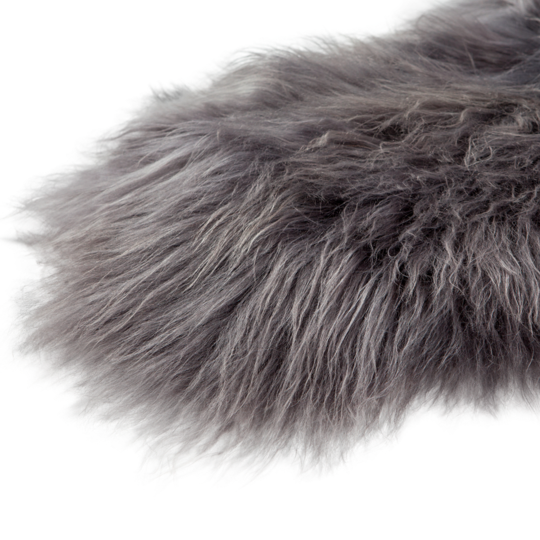 Donkergrijs IJslands schapenvacht van 100 x 65 cm, zacht en luxueus, perfect voor interieurdecoratie.