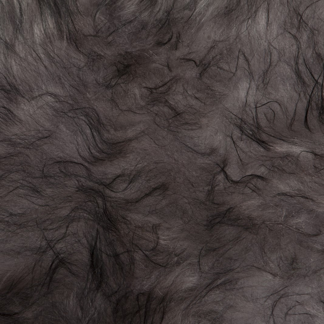 Melange grijs IJslands schapenvacht van 100 x 65 cm, zacht en luxueus, perfect voor interieurdecoratie.