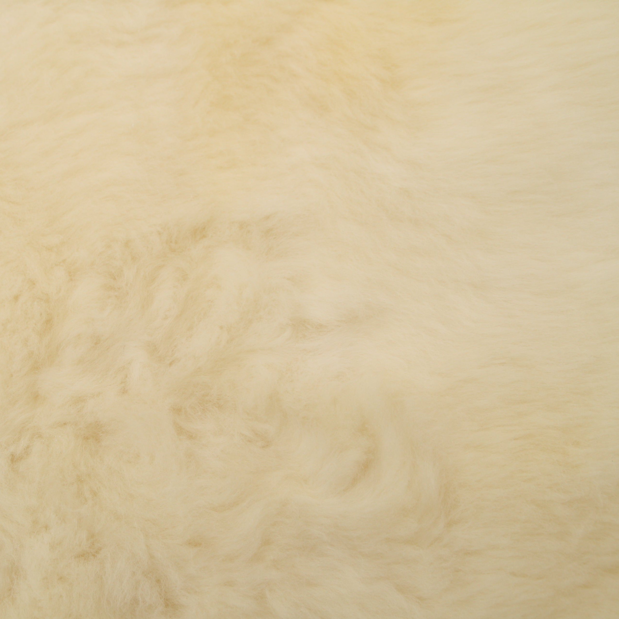 Natural white Schapenvacht Medicinaal sheepskin measuring 120 x 75cm, perfect for home and garden decor.
