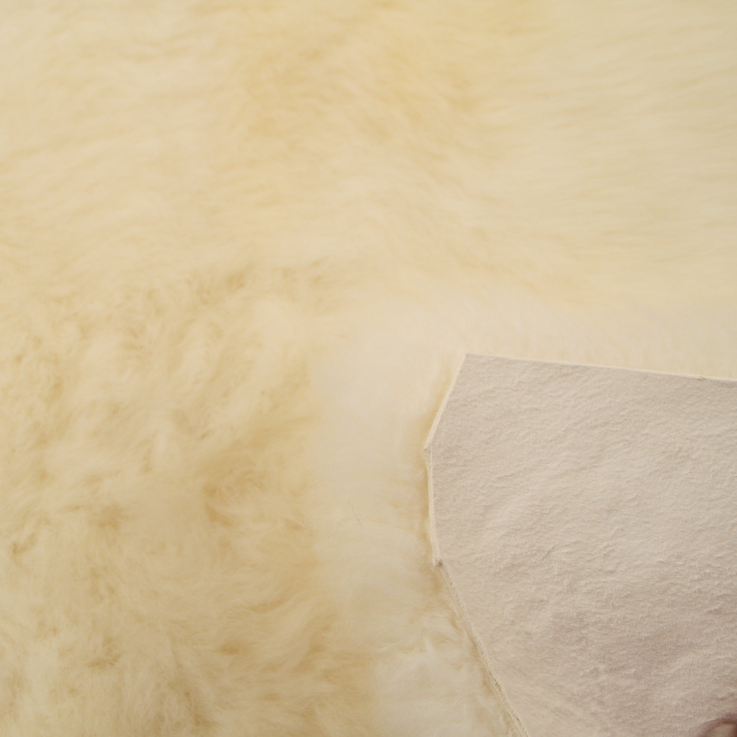 Natural white Schapenvacht Medicinaal sheepskin measuring 120 x 75cm, perfect for home and garden decor.