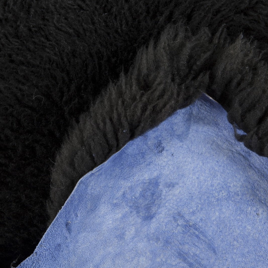 Natuurlijk zwart schapenvacht van 100 x 65 cm, zacht en wollig, perfect voor decoratie en comfort in huis en tuin.