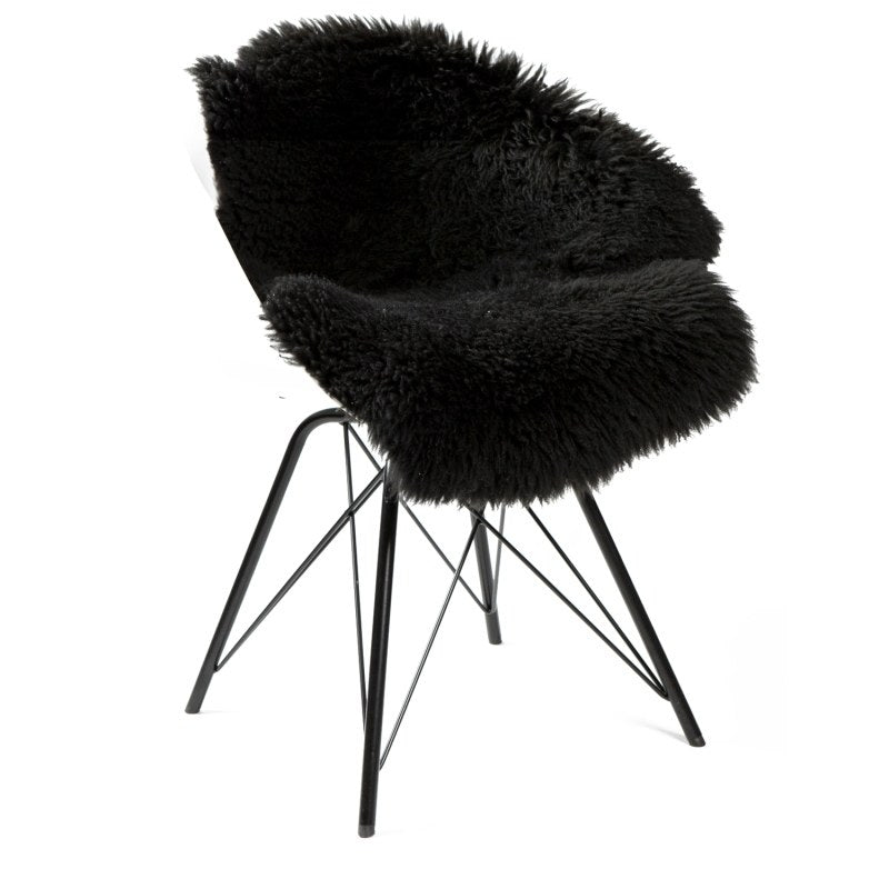 Natuurlijk zwart schapenvacht van 100 x 65 cm, zacht en wollig, perfect voor decoratie en comfort in huis en tuin.